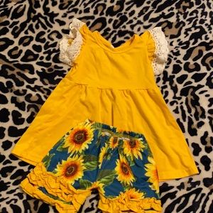 Fall outfit … sunflowers , super cute